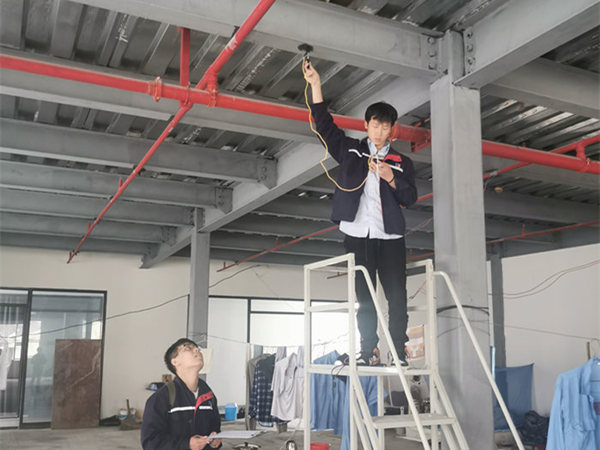 鋼結(jié)構(gòu)屋頂為什么會(huì)在暴雪下發(fā)生坍塌鋼結(jié)構(gòu)廠房檢測
